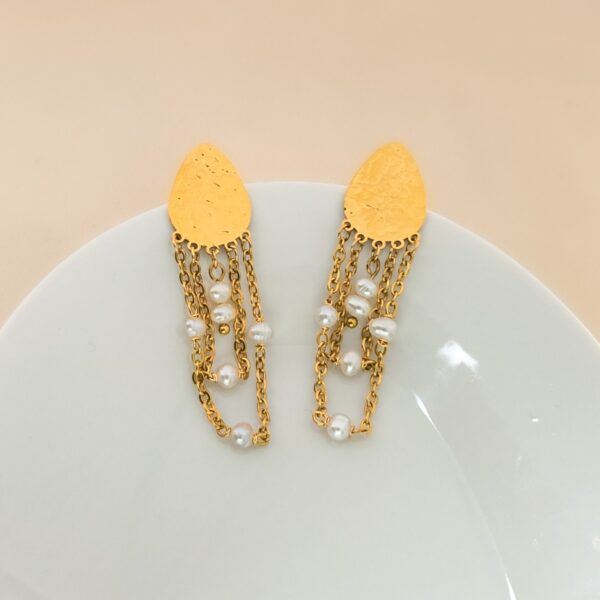 Ambiance – boucles d’oreilles Balqis en perles d’eau douce – Merveilles en Soi