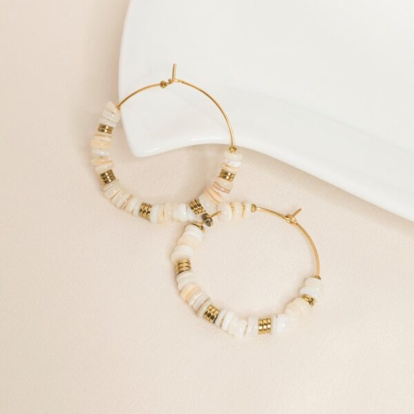 Photo ambiance des créoles Laurena en nacre naturelle – Merveilles en Soi