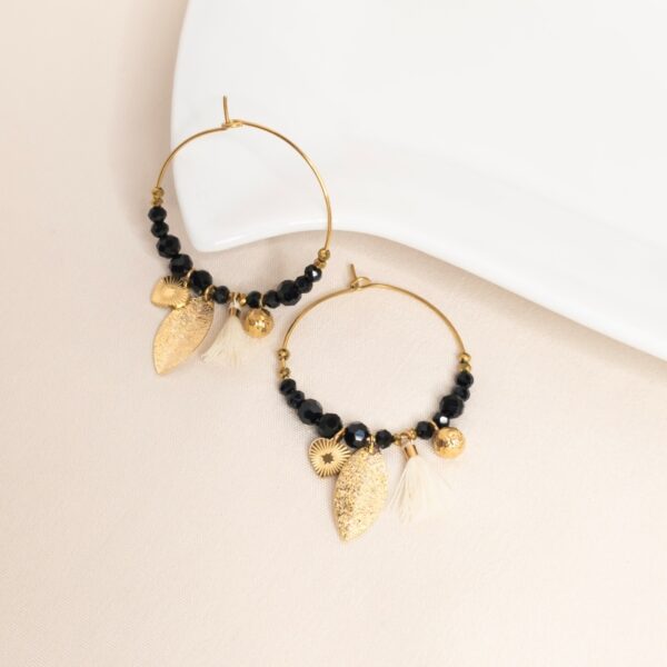 Photo ambiance des créoles Eya en perles bohème – coloris noir – Merveilles en Soi