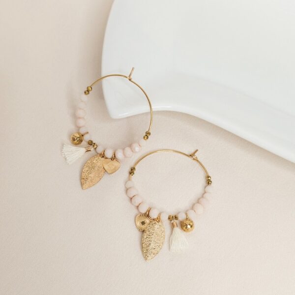 Photo ambiance des créoles Eya en perles bohème – coloris nude – Merveilles en Soi