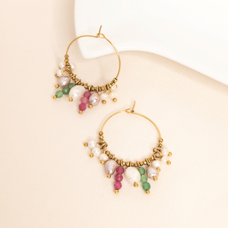 Ambiance – créoles Assia en pierres naturelles et perles d’eau douce – Merveilles en Soi