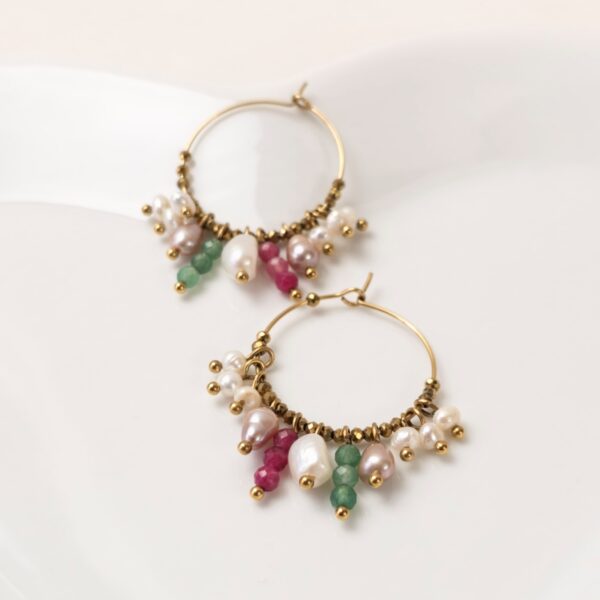 Photo ambiance des créoles Assia en pierres naturelles et perles d’eau douce – Merveilles en Soi