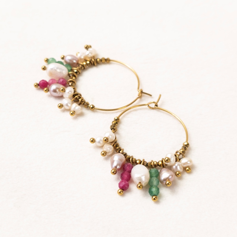 Boucles d’oreilles Assia en pierres naturelles et perles d’eau douce – Merveilles en Soi