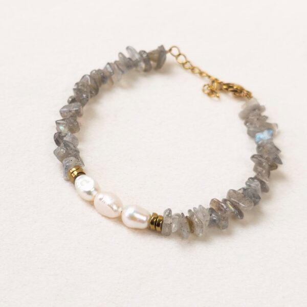 Bracelet Marthe en labradorite et perles d’eau douce – Merveilles en Soi