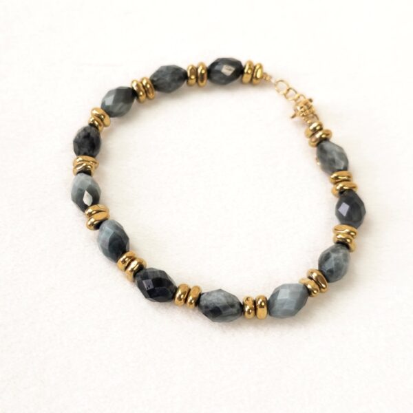 Bracelet Selena en pierres naturelles d’œil de faucon – gris – Merveilles en Soi