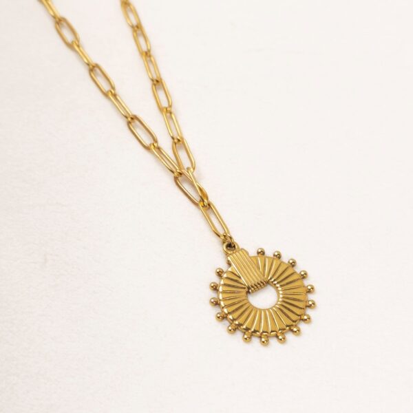 Zoom sur la chaîne Faurouz en acier inoxydable – Merveilles en Soi