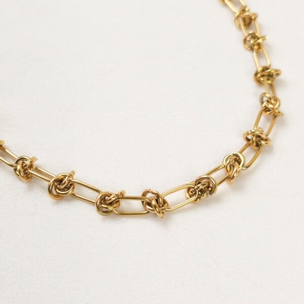 Zoom sur le collier Anita en acier inoxydable – Merveilles en Soi