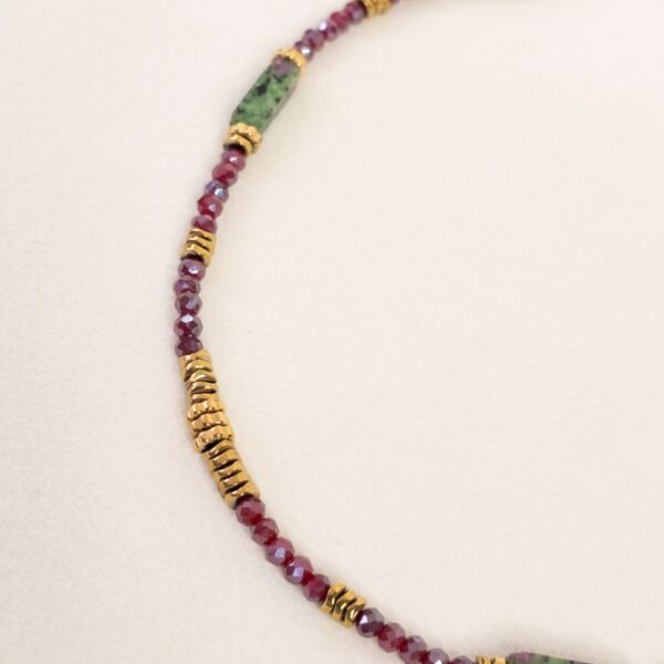 Zoom sur le collier Baya en perles en verre et zoïsite – Merveilles en Soi