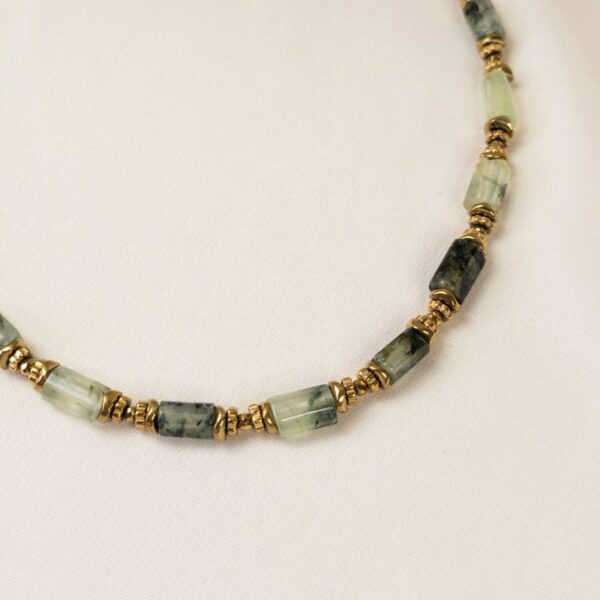 Zoom sur le collier Nettie en préhnite – Merveilles en Soi