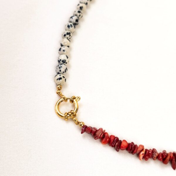 Zoom sur le collier Ada en jaspe dalmatien et corail – Merveilles en Soi