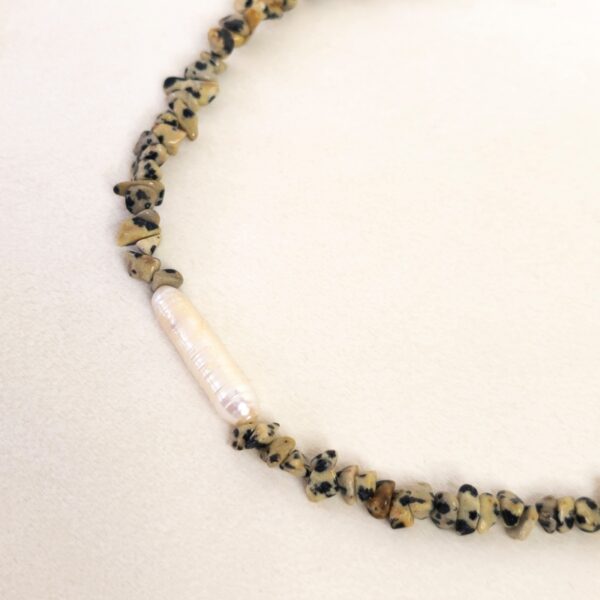 Zoom sur le collier Joséphine en jaspe dalmatien et perles d’eau douce – Merveilles en Soi