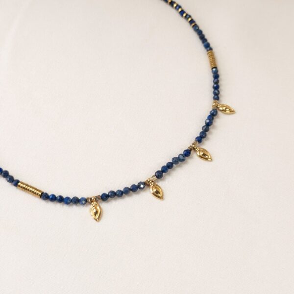 Zoom sur le collier Cléopâtre en lapis-lazuli – Merveilles en Soi