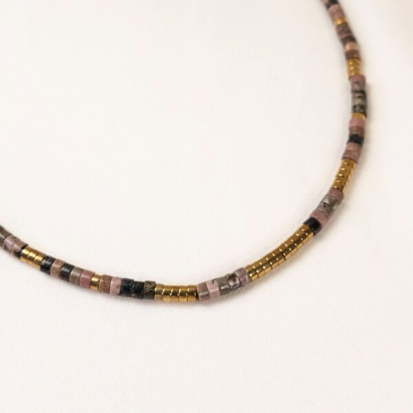 Zoom sur le collier Lydia en rhodonite – Merveilles en Soi