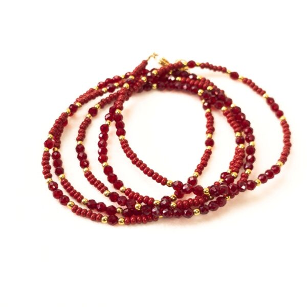 Bijou modulable Nina rouge porté en version bracelet multi‑tours, perles de verre et hématites dorées, création Merveilles en Soi.
